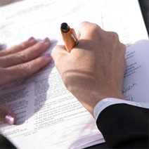 femme en train de rédiger quelques lignes sur une feuille de papier