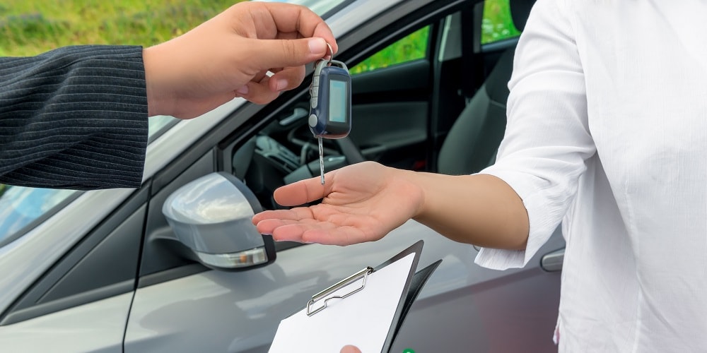 Location de voiture : les Frais de jeune conducteur, un mal nécessaire ? 