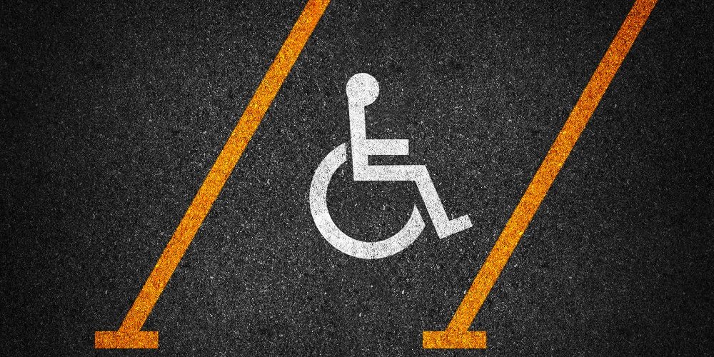 Assurance auto pour personne handicapée : surprime interdite